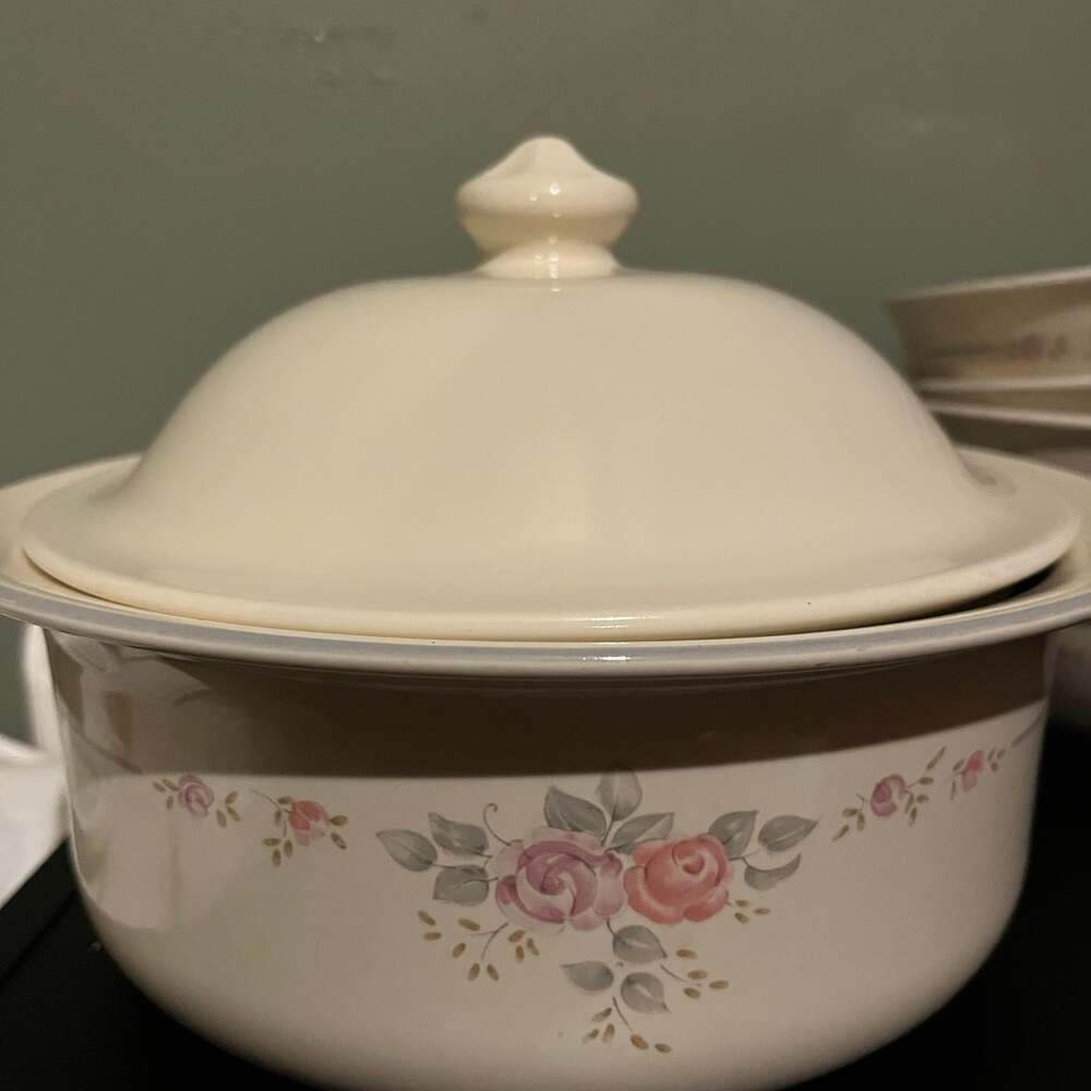 Pfaltzgraff Trousseau 2 Quart Round Covered Casserole Dish